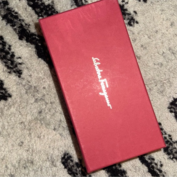 Empty box - Picture 4 of 4